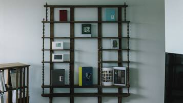 Una estantería de madera con varios libros y objetos decorativos.