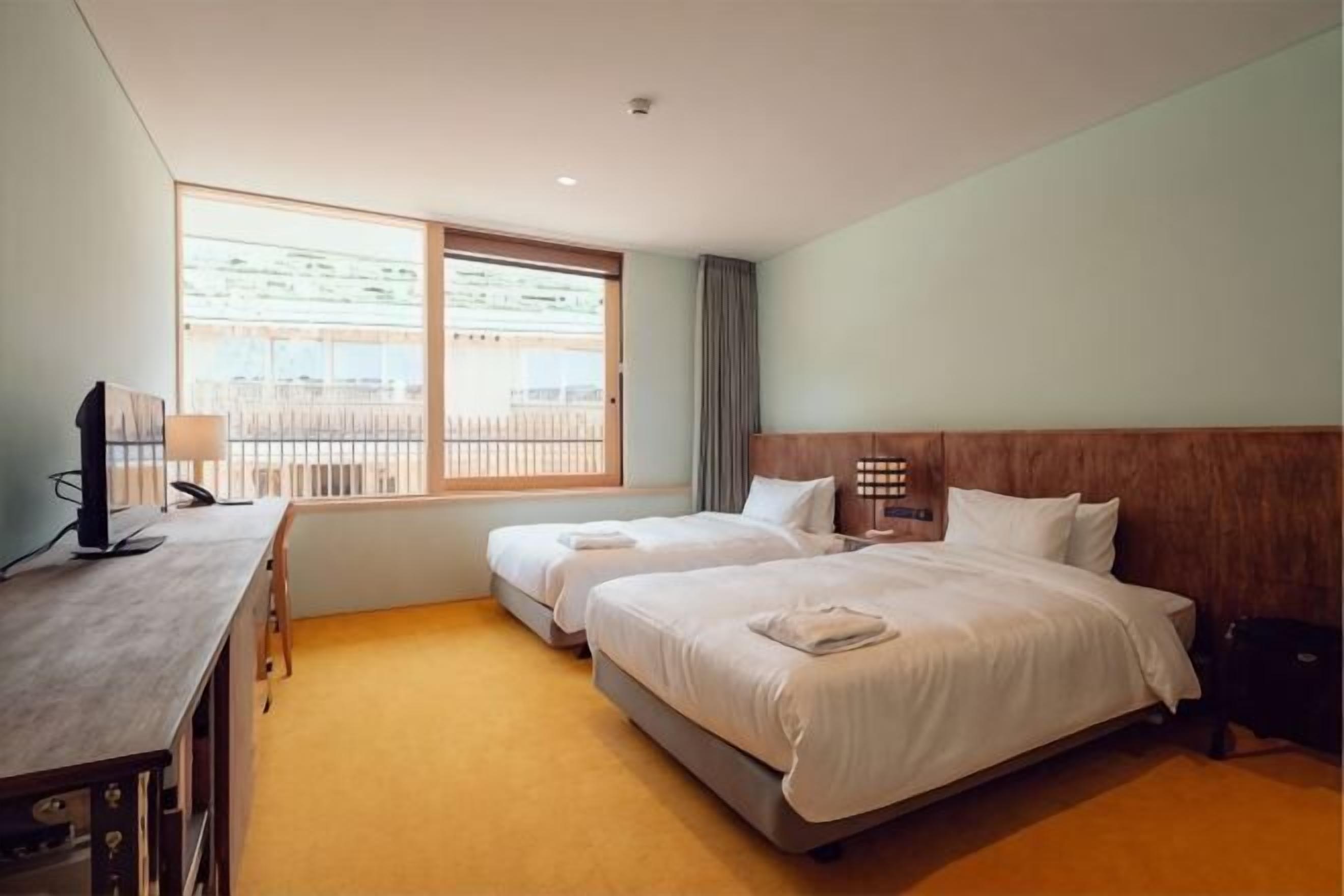客房内保险箱、办公桌、笔记本电脑工作区、免费 WiFi