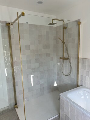 Hårføner, håndklær, såpe og sjampo