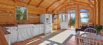Beautiful Tiny Home in the Bitterroot - Views of Lolo Peak - Pet Friendly!