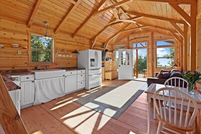 Beautiful Tiny Home in the Bitterroot - Views of Lolo Peak - Pet Friendly!