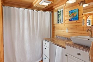 Hair dryer, towels - Beautiful Tiny Home in the Bitterroot - Views of Lolo Peak - Pet Friendly! (Florence)