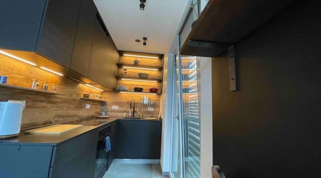 Kühlschrank, Ofen, Geschirrspüler, Wasserkocher mit Kaffee-/Teezubehör