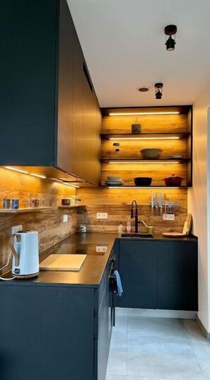 KĂŒhlschrank, Ofen, GeschirrspĂŒler, Wasserkocher mit Kaffee-/Teezubehör