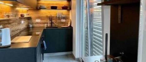 Fridge, oven, dishwasher, coffee/tea maker