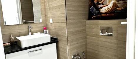 Håndklær, såpe, sjampo og toalettpapir