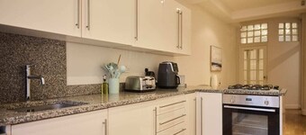 The West Kensington Hideout - Cozy 2bdr Flat With Garden