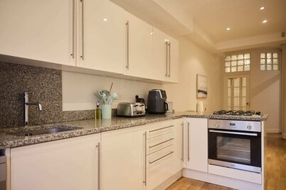 The West Kensington Hideout - Cozy 2bdr Flat With Garden