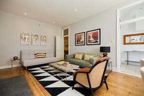 تلفزيون بحجم 37-بوصة يعرض قنوات تلفزيونية باشتراك مدفوع