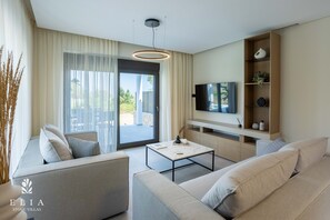 Smart TV, fireplace