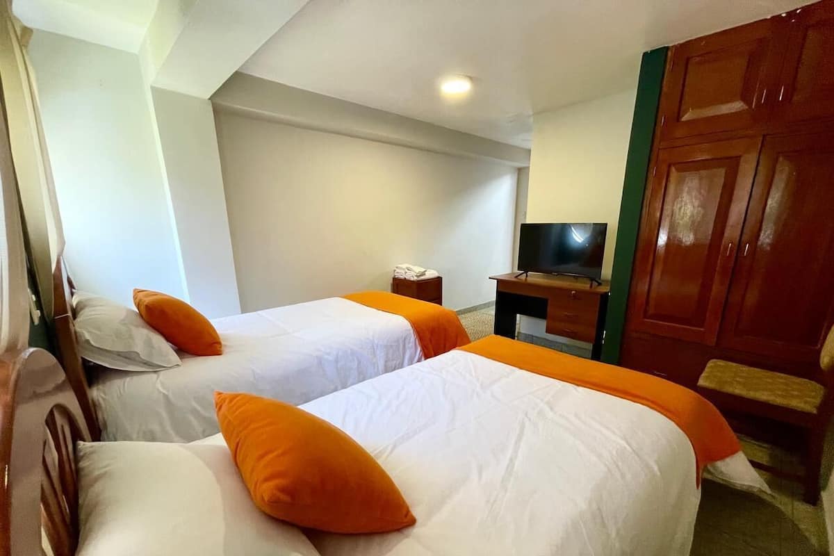 Quarto duplo básico, vista para a montanha | Escrivaninha, Wi-Fi de cortesia, roupa de cama