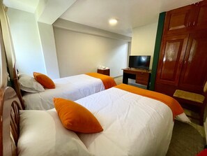 基础双床房, 山景 | 办公桌、免费 WiFi、床单