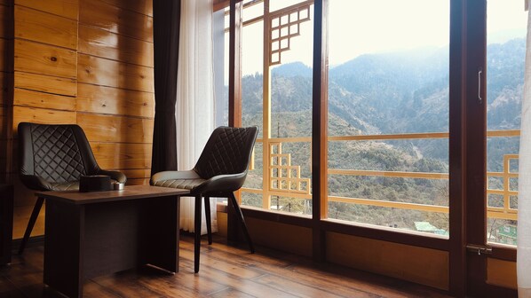 Chambre Premium, 1 lit double, balcon, vue montagne | Vue de la chambre