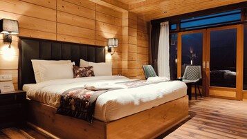 Quarto premium, 1 cama de casal, sacada, vista para a montanha | Escrivaninha, cortinas blackout, camas extras/dobráveis (sobretaxa)