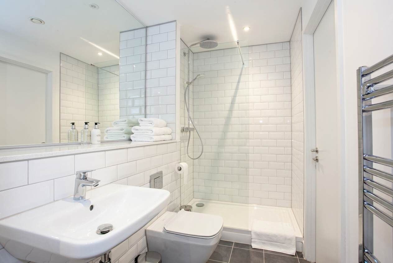 Shower, hair dryer, towels, shampoo