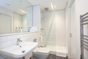 Shower, hair dryer, towels, shampoo - Contemporary Spacious 1BED Apartment in Manchester (Greater Manchester)