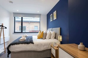 1 habitación, escritorio, tabla de planchar con plancha y wifi 