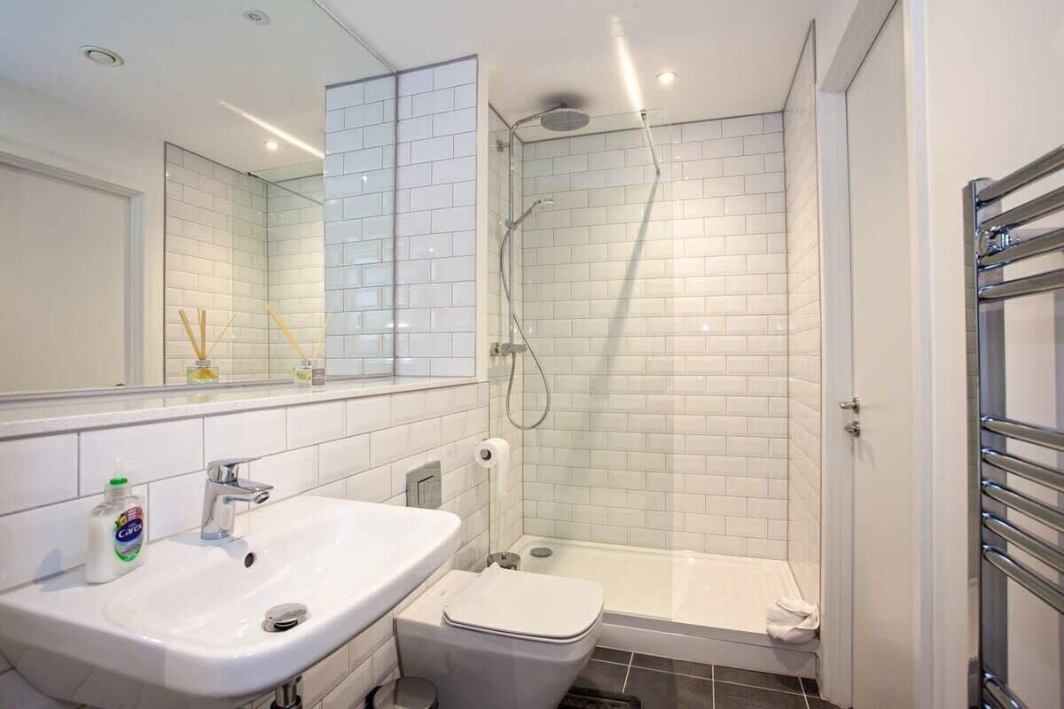 Shower, hair dryer, towels, shampoo