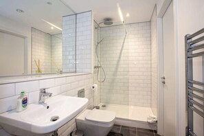 Chuveiro, secador de cabelo, toalhas de banho 