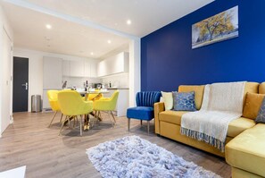 TV, offices - Contemporary Spacious 1BED Apartment in Manchester (Greater Manchester)