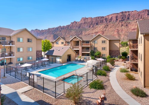 6E Family Friendly RedCliff Condo, POOL & HOT TUB