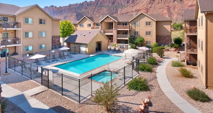 6E Family Friendly RedCliff Condo, POOL & HOT TUB