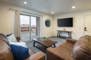 TV, offices - 6E Family Friendly RedCliff Condo, POOL & HOT TUB (Moab)