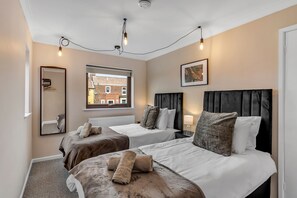 Tabla de planchar con plancha, cuna de viaje, wifi gratis y ropa de cama