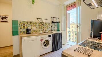 KĂŒhlschrank, Mikrowelle, Ofen, Herdplatte