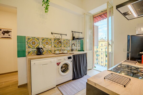 Kühlschrank, Mikrowelle, Ofen, Herdplatte