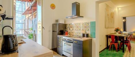 冷蔵庫、電子レンジ、オーブン、コンロ