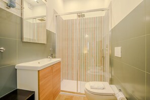 Shower, hair dryer, bidet, towels - Candia Cento Apartment Vatican Museums (Rome)