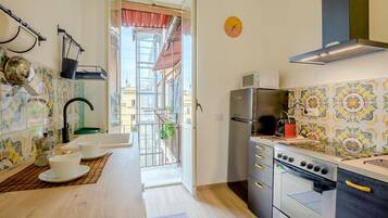 Frigorifero, microonde, forno, piano cottura