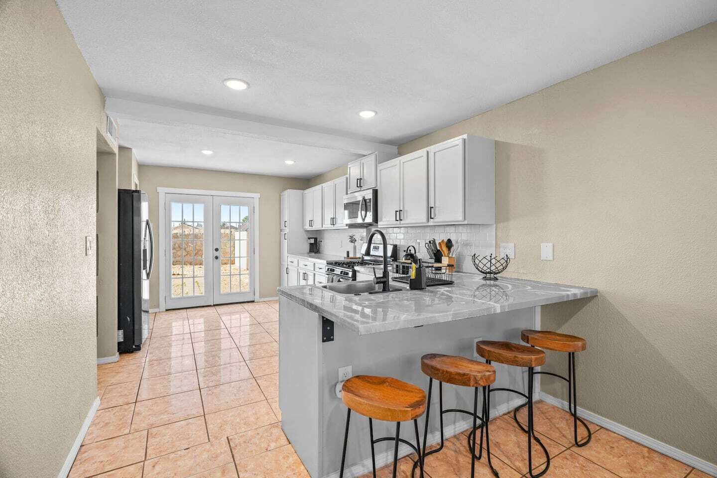 Réfrigérateur, micro-ondes, four, plaque de cuisson