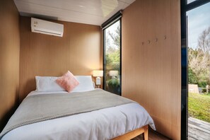 1 bedroom, WiFi, bed sheets - Kiwi Farm Cabin 2 by Tiny Away (Waitoki)