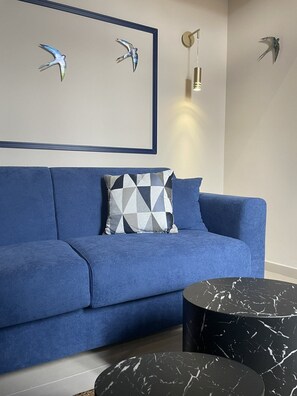 套房 (Loft) | 起居区 | 32-英寸纯平电视（配备卫星频道）