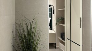 A modern bathroom with a large mirror, a sink, and a cabinet. - Living Yard Thissio (Athens)