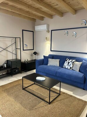 高级套房, 阳台 (Loft) | 起居区 | 32-英寸纯平电视（配备卫星频道）