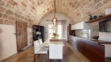 Geladeira, micro-ondas, fogão, cooktop