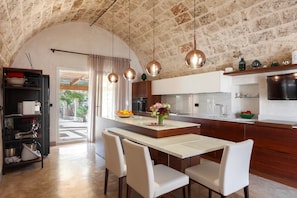 สแตนดาร์ดวิลล่า, 6 ห้องนอน, ไมโครเวฟ (Masseria Misocampo With Garden And) | ครัวส่วนตัว | โต๊ะรับประทานอาหาร