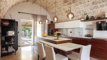 Apartamento standard, vários quartos, 2 banheiros (Masseria Misocampo Tirì With Garden) | Cozinha privada | Geladeira, micro-ondas, fogão, cooktop