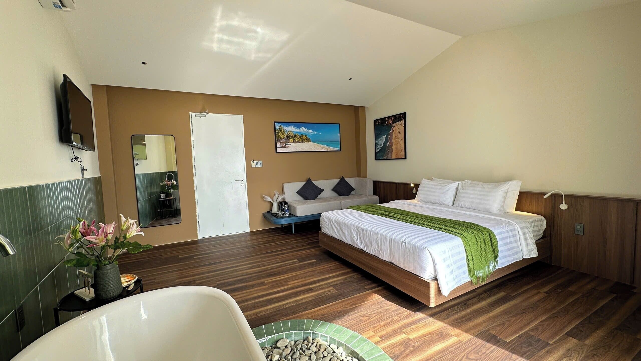 ห้องซิกเนเจอร์, วิวชายหาด | โต๊ะทำงาน, เตารีด/โต๊ะรีดผ้า, Wi-Fi ฟรี, ผ้าปูที่นอน
