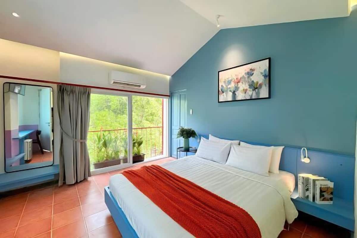 Desk, iron/ironing board, free WiFi, bed sheets