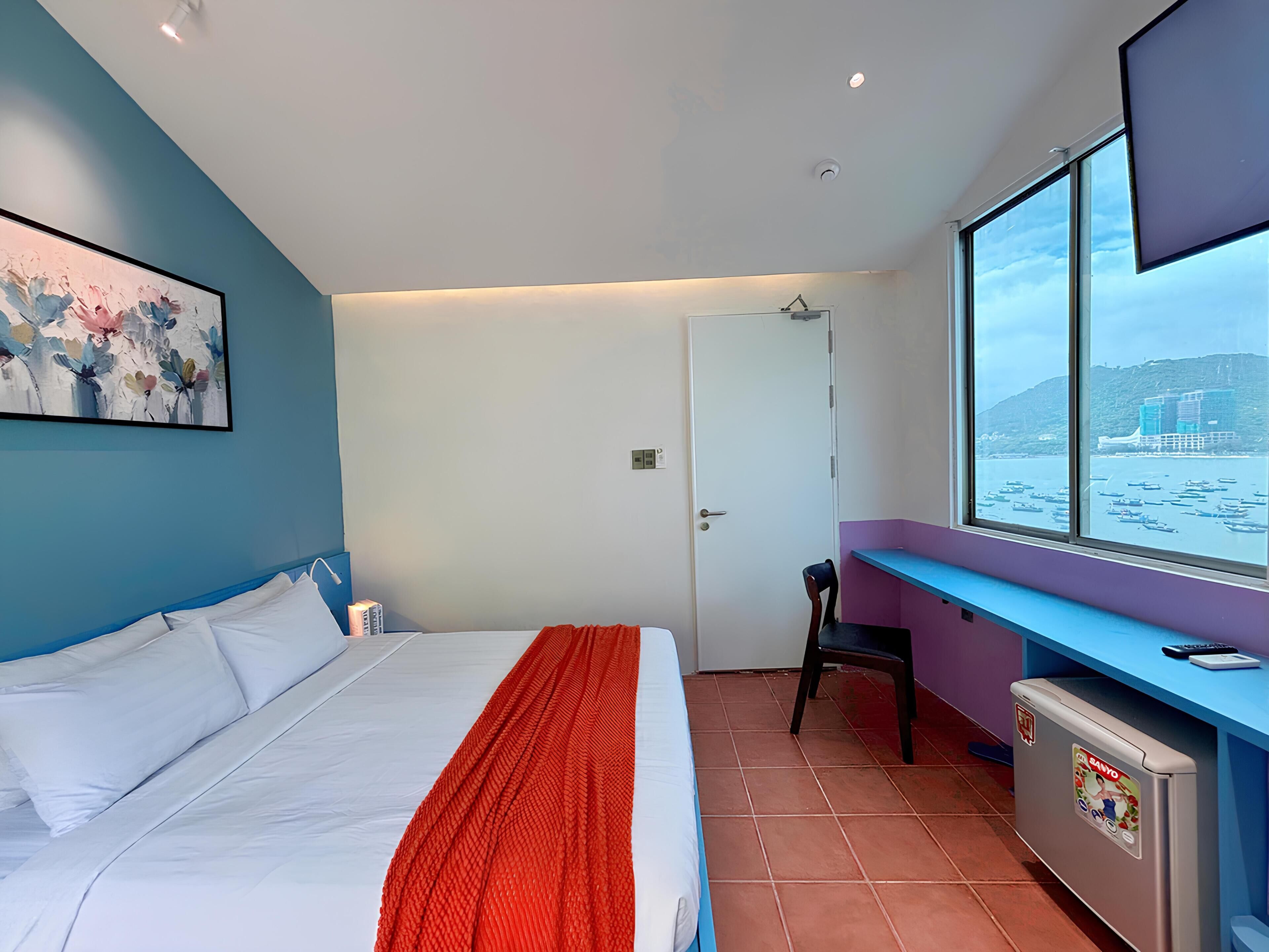 Habitación Deluxe doble, balcón, vistas al mar | Escritorio, tabla de planchar con plancha, wifi gratis y ropa de cama