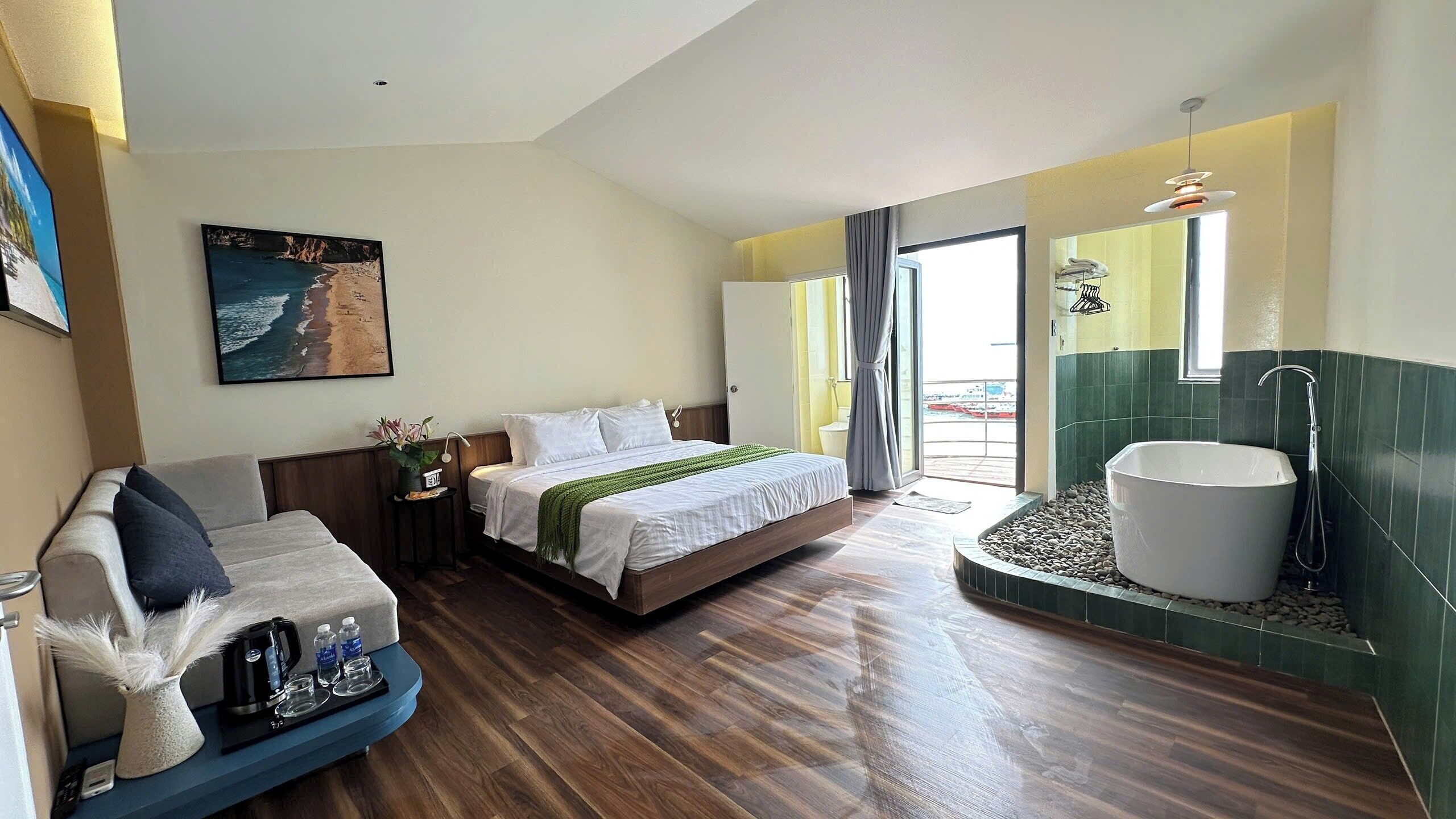 Quarto com design assinado | Escrivaninha, ferros/tábuas de passar roupa, Wi-Fi de cortesia