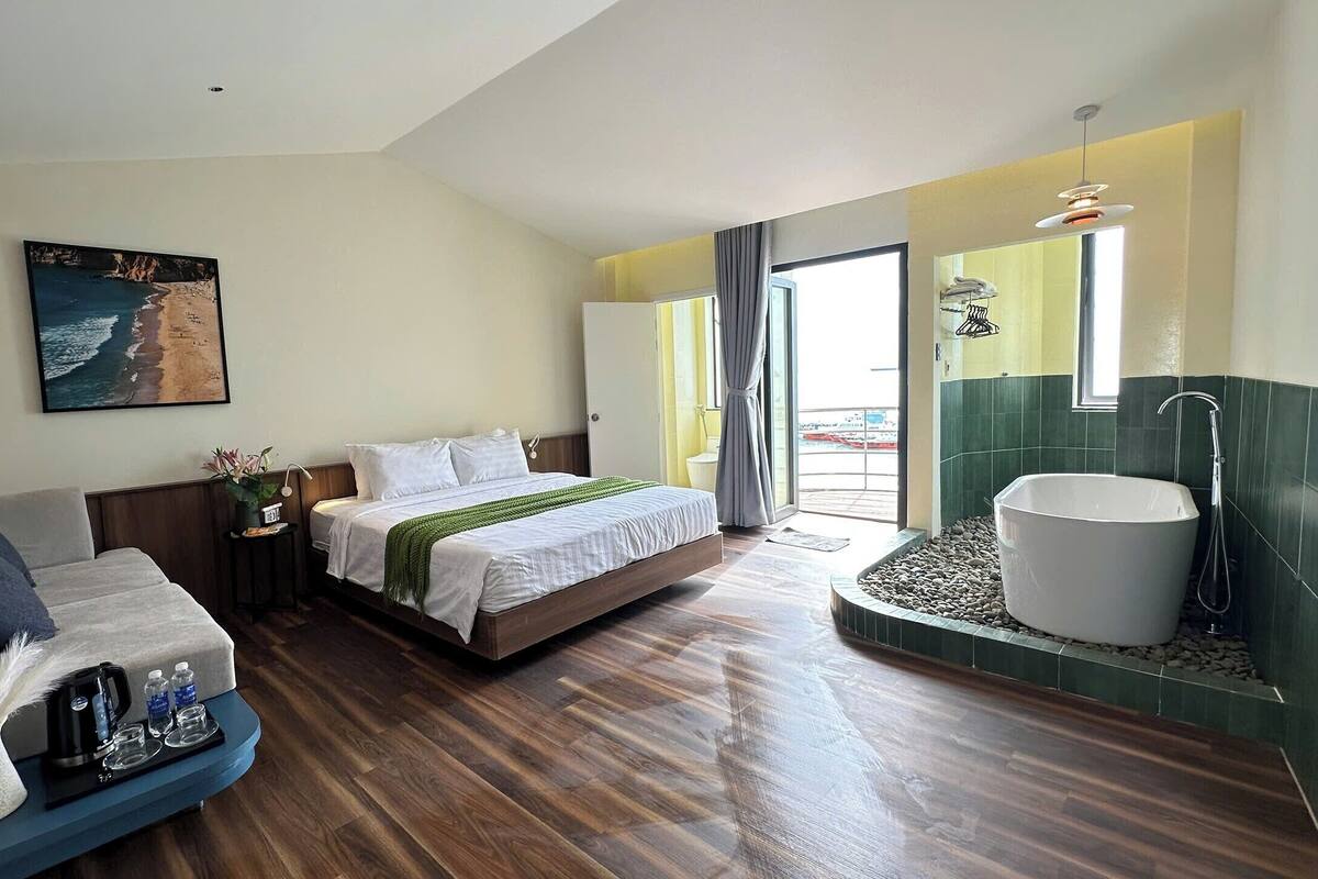 Habitación Signature, vistas a la playa | Escritorio, tabla de planchar con plancha, wifi gratis y ropa de cama