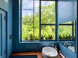 淋浴設備、水療按摩蓮蓬頭、免費盥洗用品、吹風機