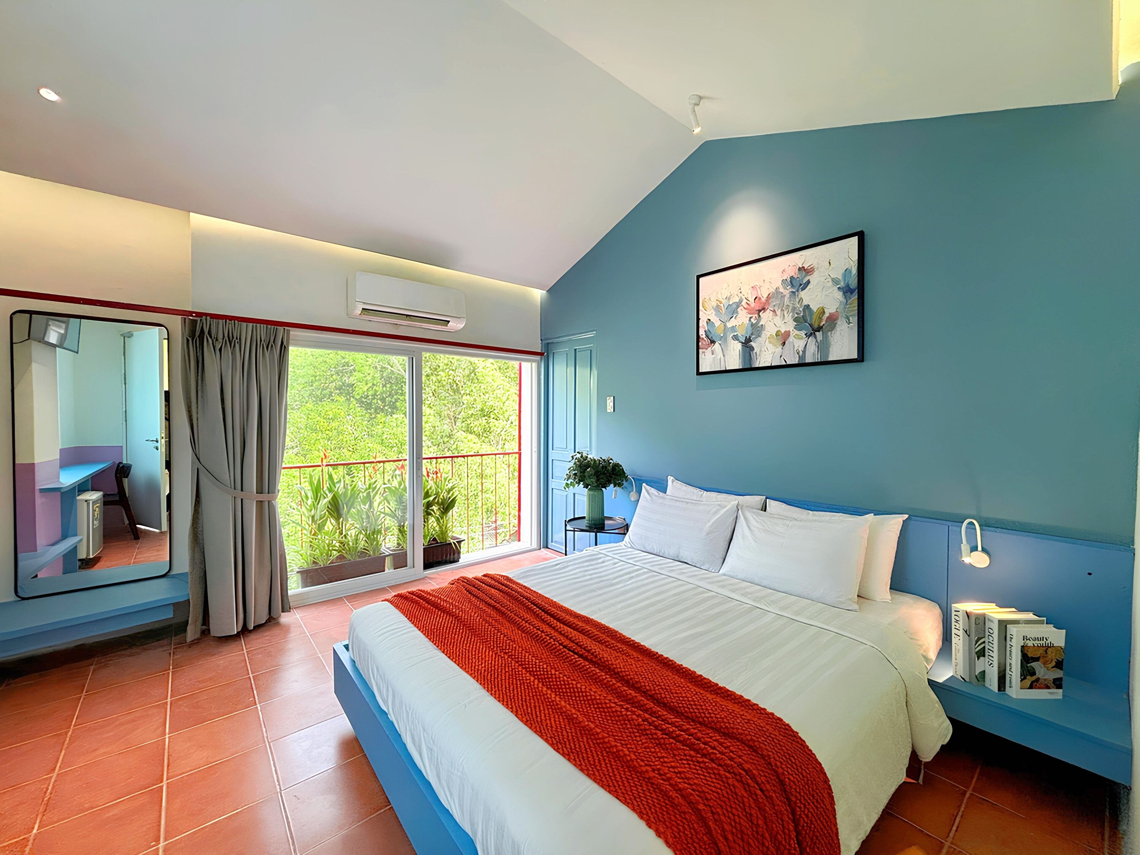 Deluxe Double Room, Balcony, Sea View | Desk, iron/ironing board (on request), WiFi (free), bed sheets