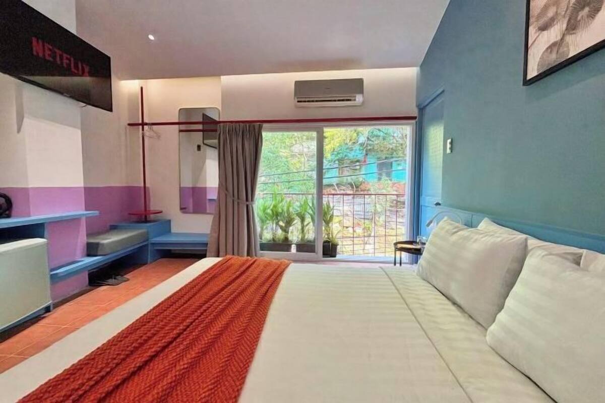 Escritorio, tabla de planchar con plancha, wifi gratis y ropa de cama