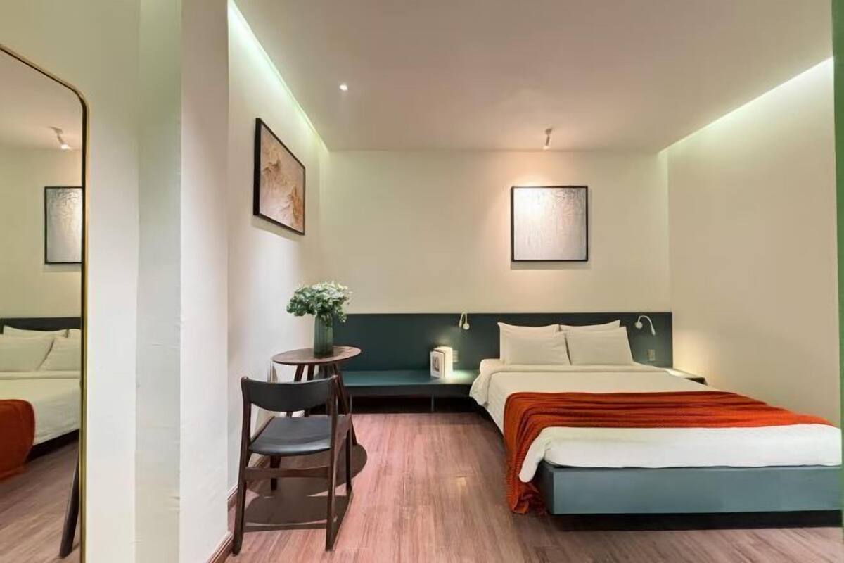 Escritorio, tabla de planchar con plancha, wifi gratis y ropa de cama
